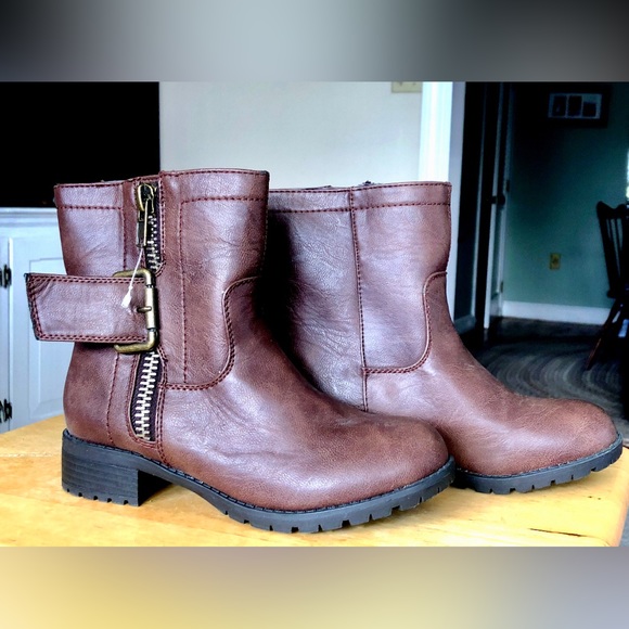 Boots - Picture 2 of 6